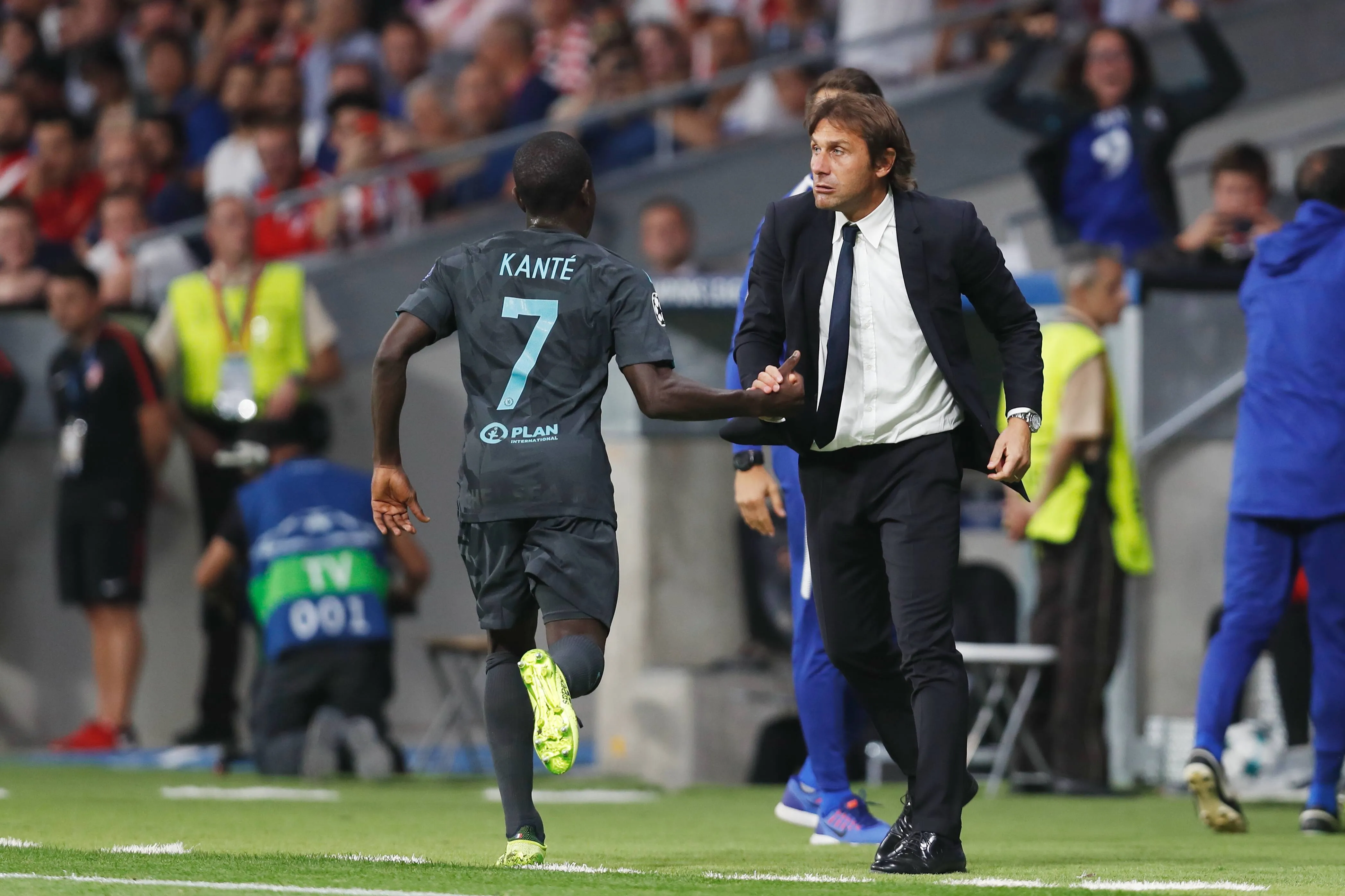 N'Golo Kante cumprimenta Antonio Conte durante temporada 2016/17 do Chelsea (Foto: Imago/AFLOSPORT)