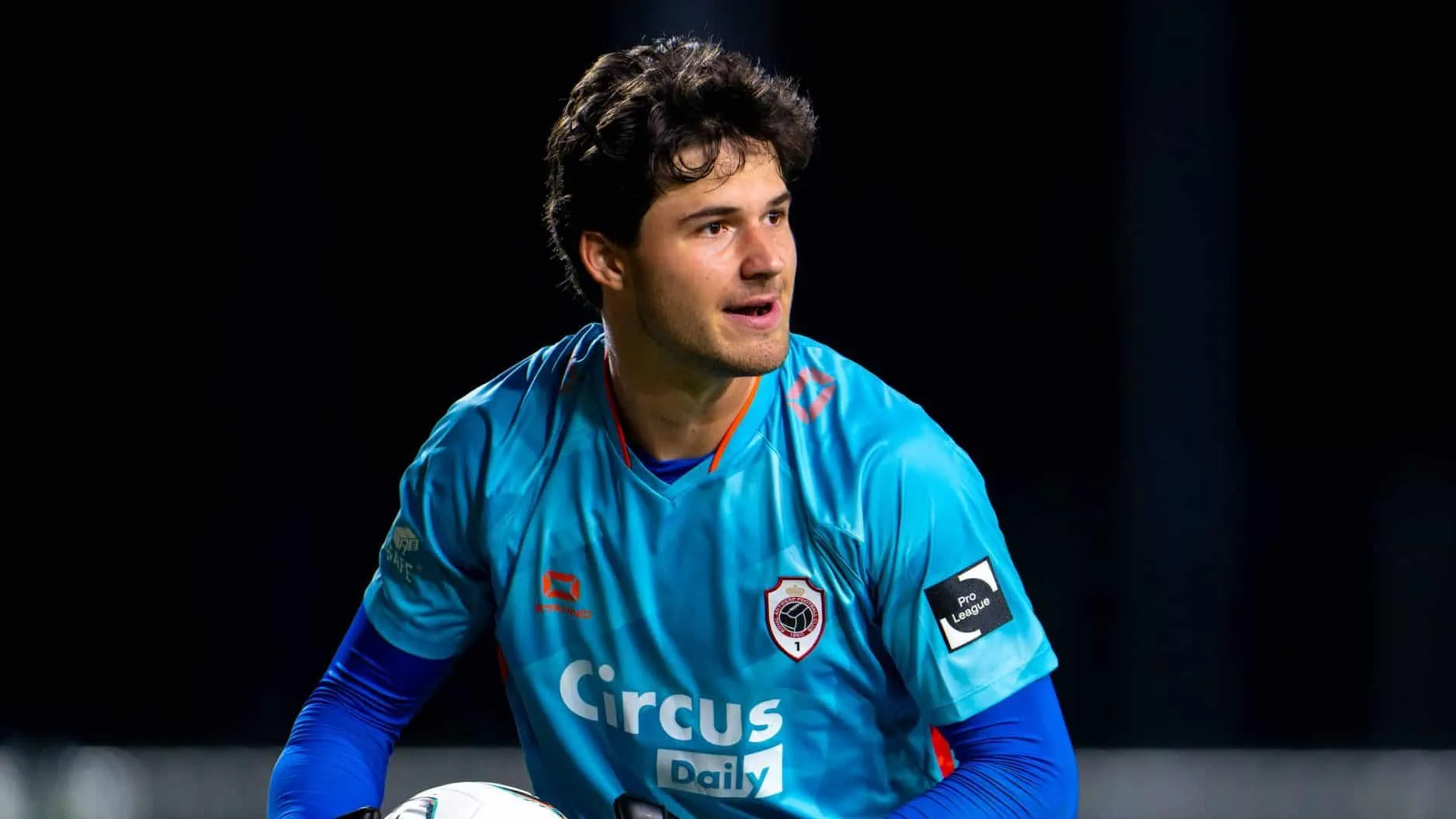 Alvo do United: Quem &eacute; o goleiro comparado a Courtois que j&aacute; fez gol no Real Madrid