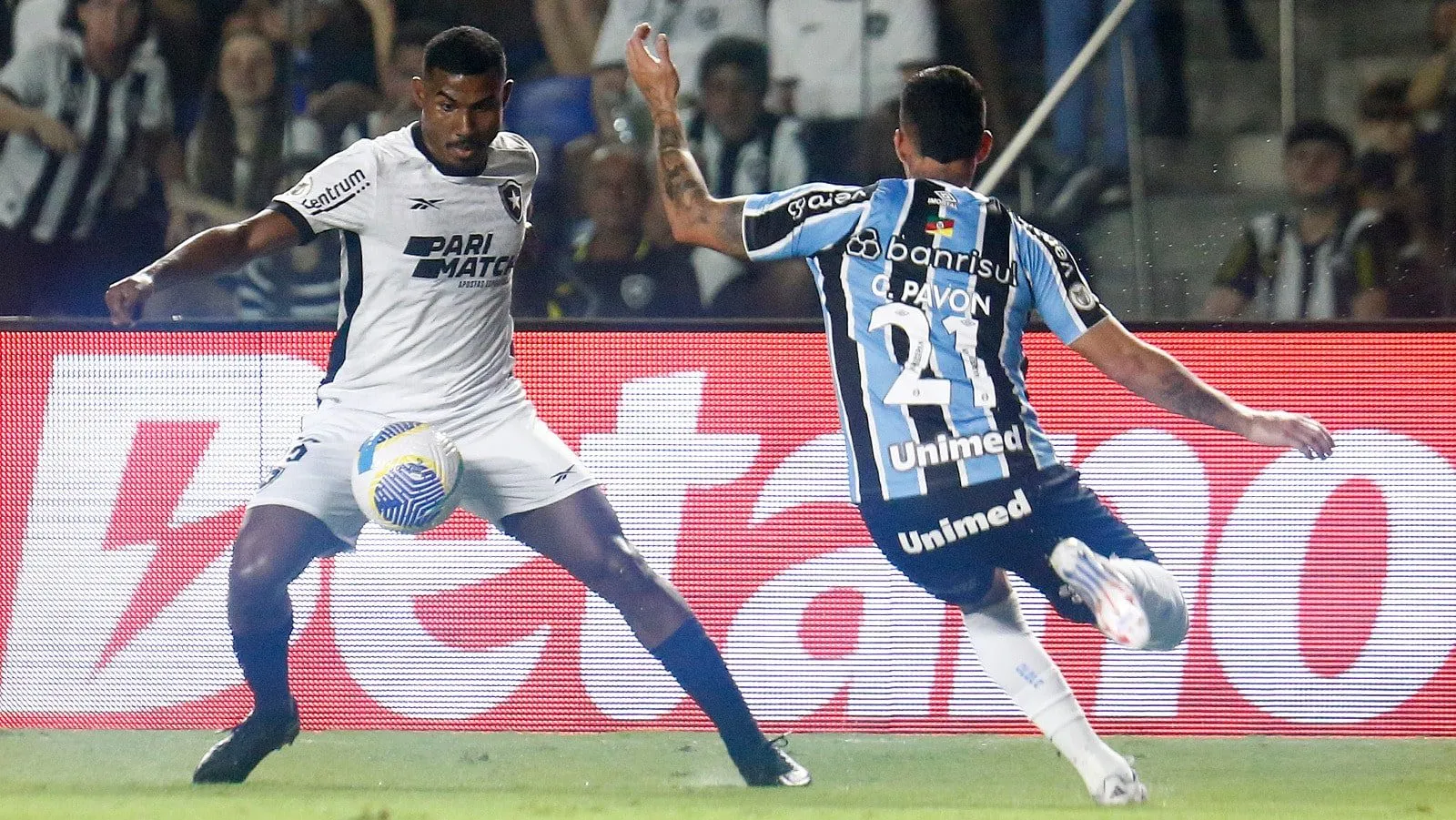 Lei do Ex e mando &lsquo;invertido&rsquo; catapultam Botafogo e afundam Gr&ecirc;mio no Brasileir&atilde;o