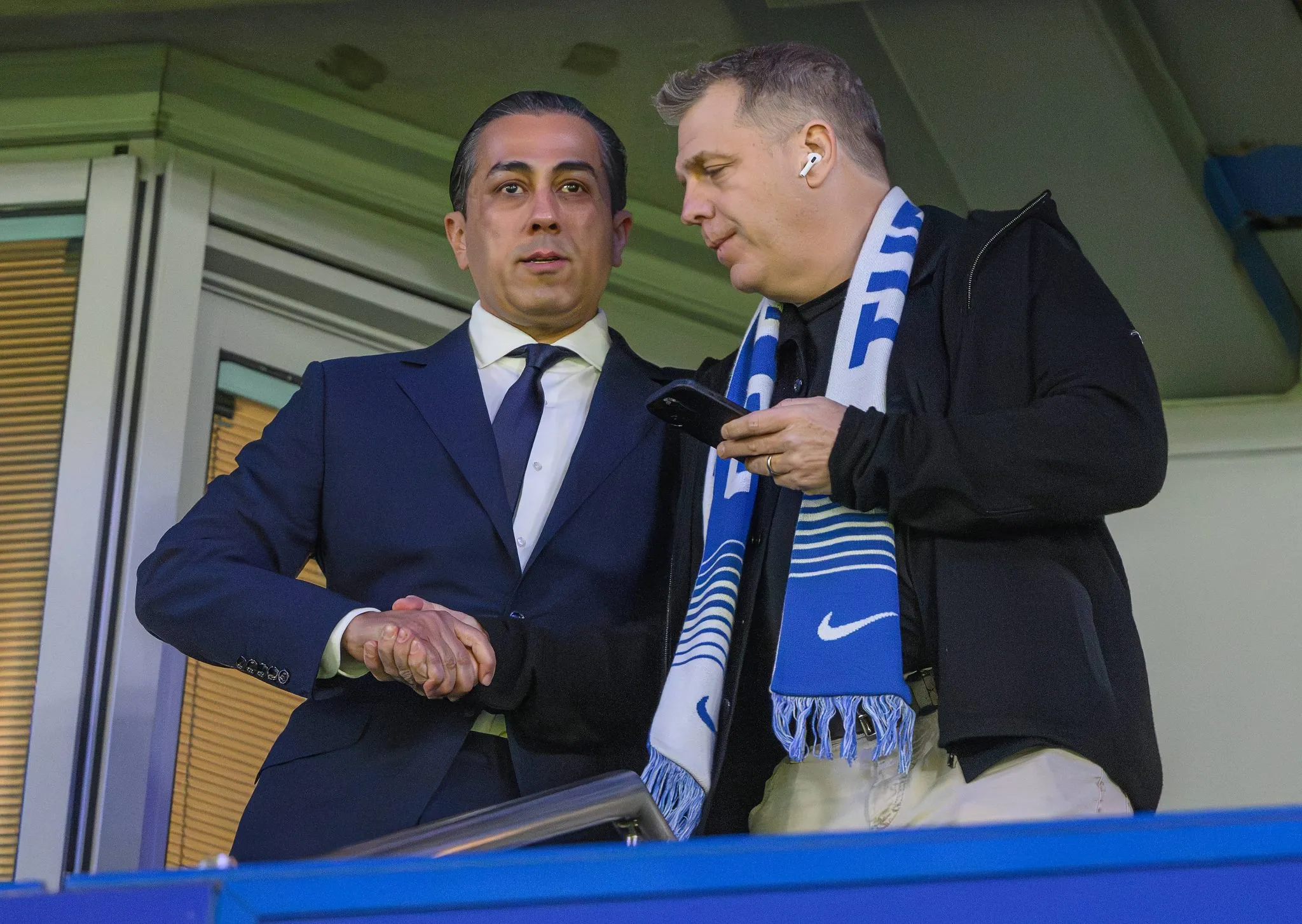 Todd Boehly e Behdad Eghbali, dois dos principais propriet&aacute;rios e figuras influentes na gest&atilde;o do Chelsea