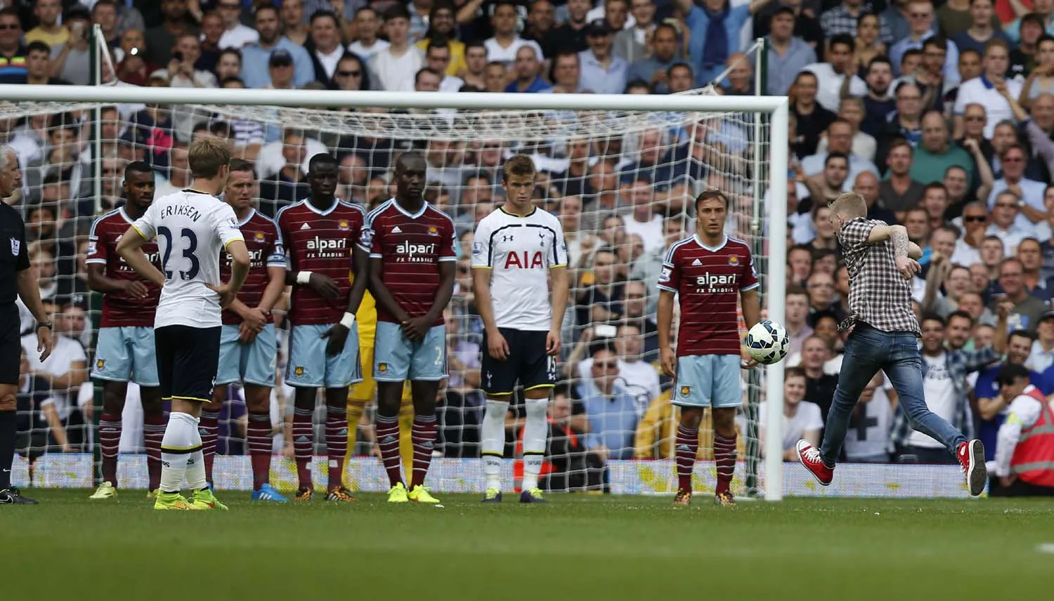 O Tottenham precisou aprender com um torcedor como se chuta a gol
