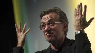 Tim Roth finalmente explicou por que decidiu interpretar Blatter no p&eacute;ssimo filme da Fifa