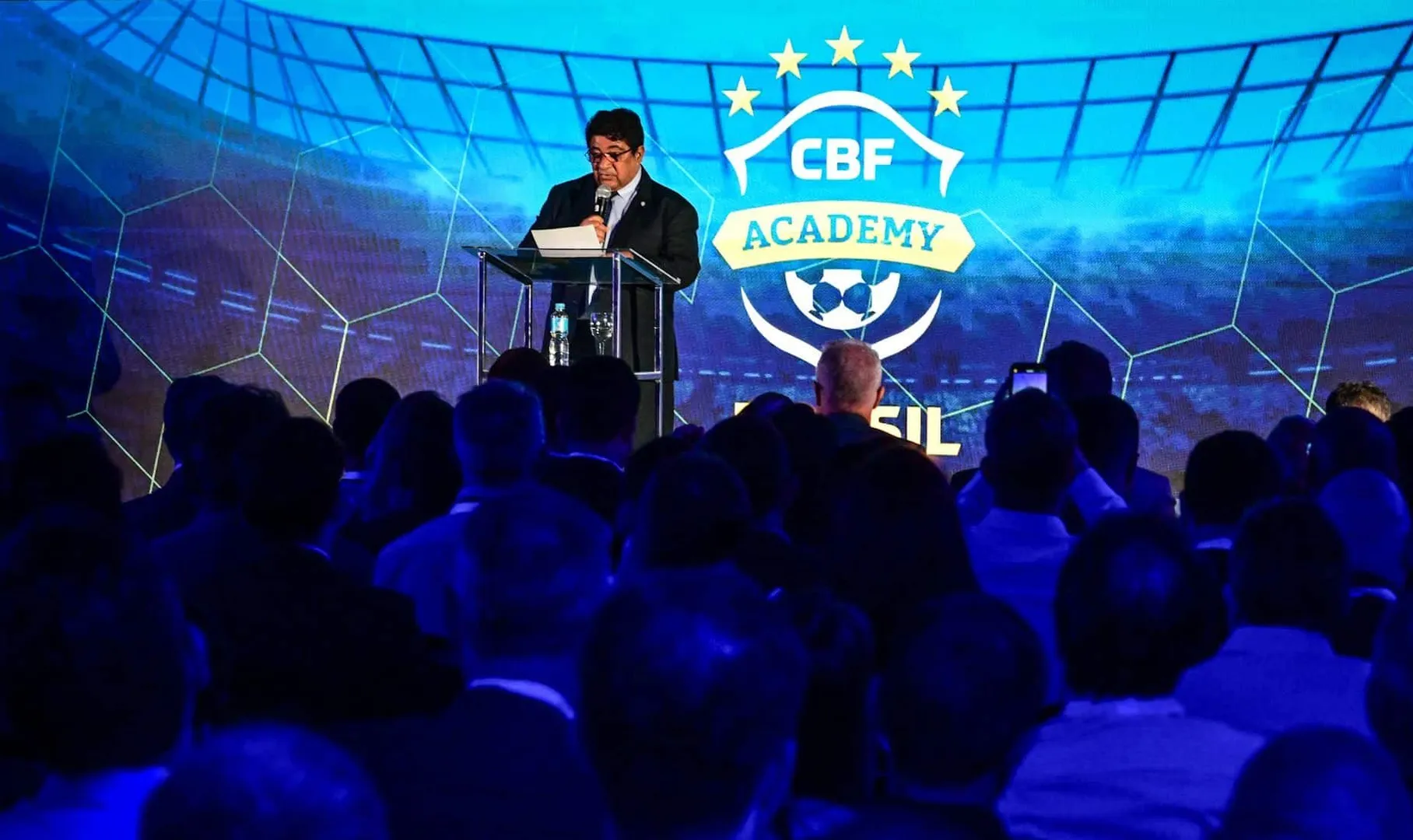 O presidente da CBF, Ednaldo Rodrigues, discursa em evento do CBF Academy Summit