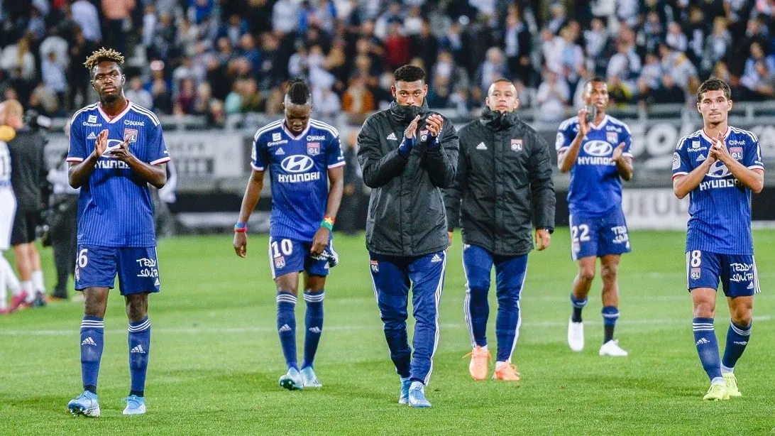 Demb&eacute;l&eacute; come&ccedil;ou a temporada voando, mas o Lyon trope&ccedil;ou pela terceira vez seguida