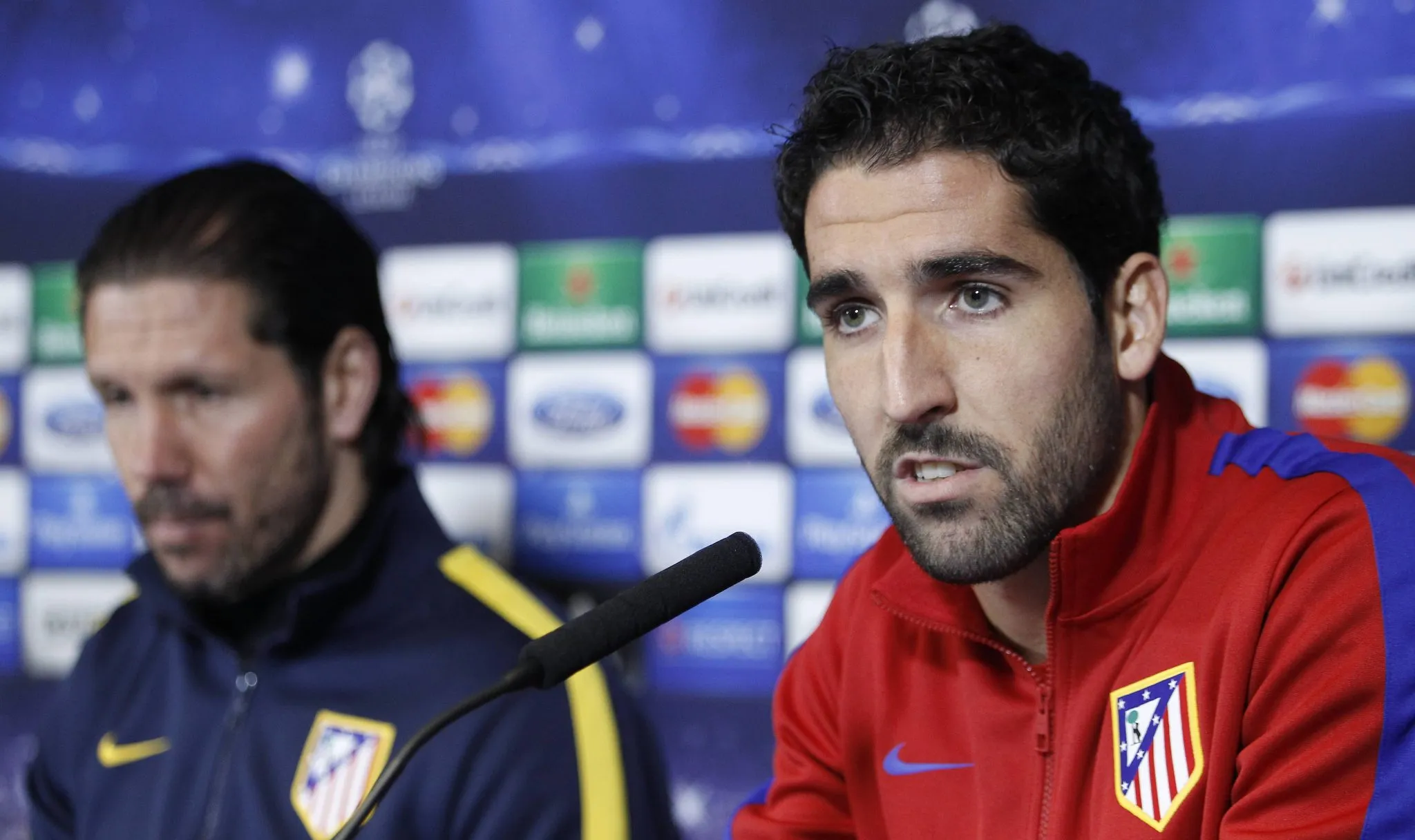 Diego Simeone e Ra&uacute;l Garc&iacute;a em entrevista coletiva em 2013