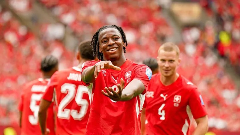 Johan Manzambi comemora gol pela Su&iacute;&ccedil;a (Foto: IMAGO/ STEINSIEK.CH)