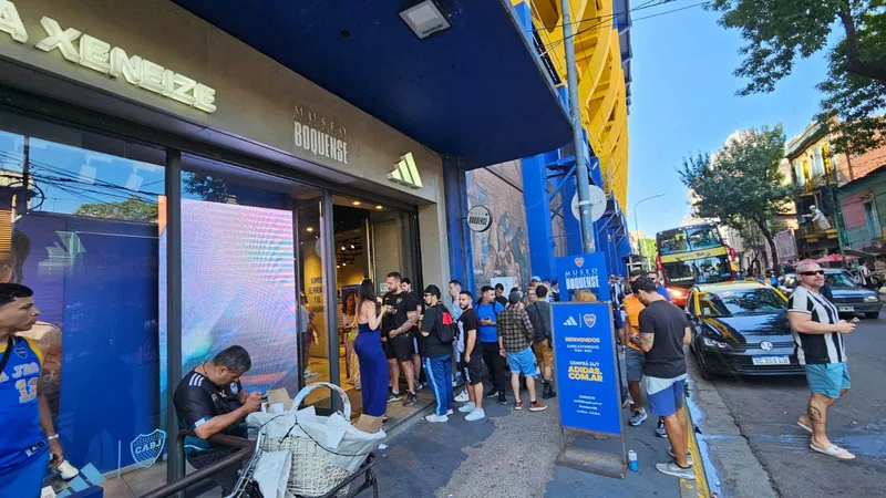 Loja do Boca Juniors funciona mesma entrada do museu do clube (Foto: Gabriel Rodrigues/Trivela)