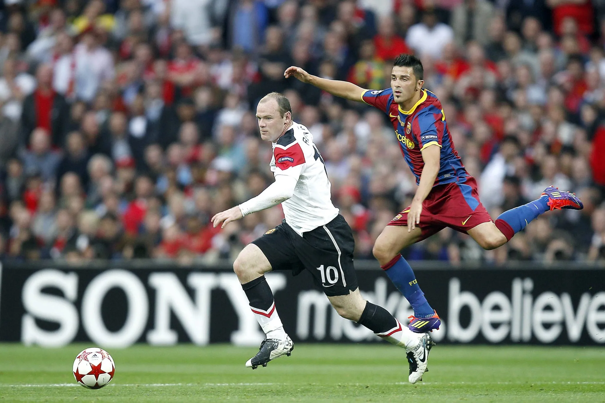 Rooney e David Villa em ação durante final da Champions League 