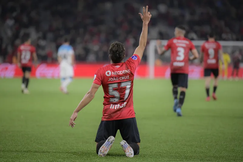 Comemora&ccedil;&atilde;o de Jo&atilde;o Cruz em Athletico-PR 1 x 0 Racing