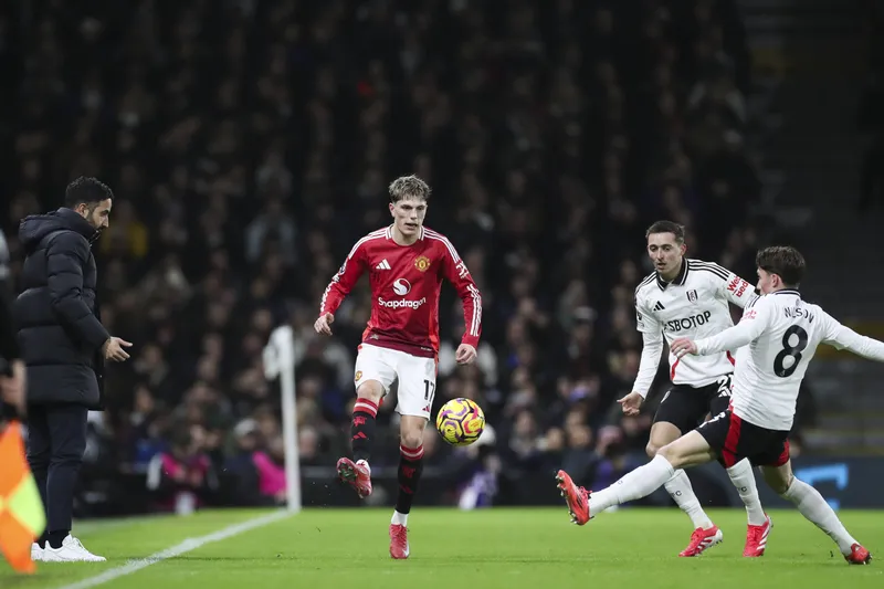 Garnacho em a&ccedil;&atilde;o pelo Manchester United, sob olhares de R&uacute;ben Amorim 
