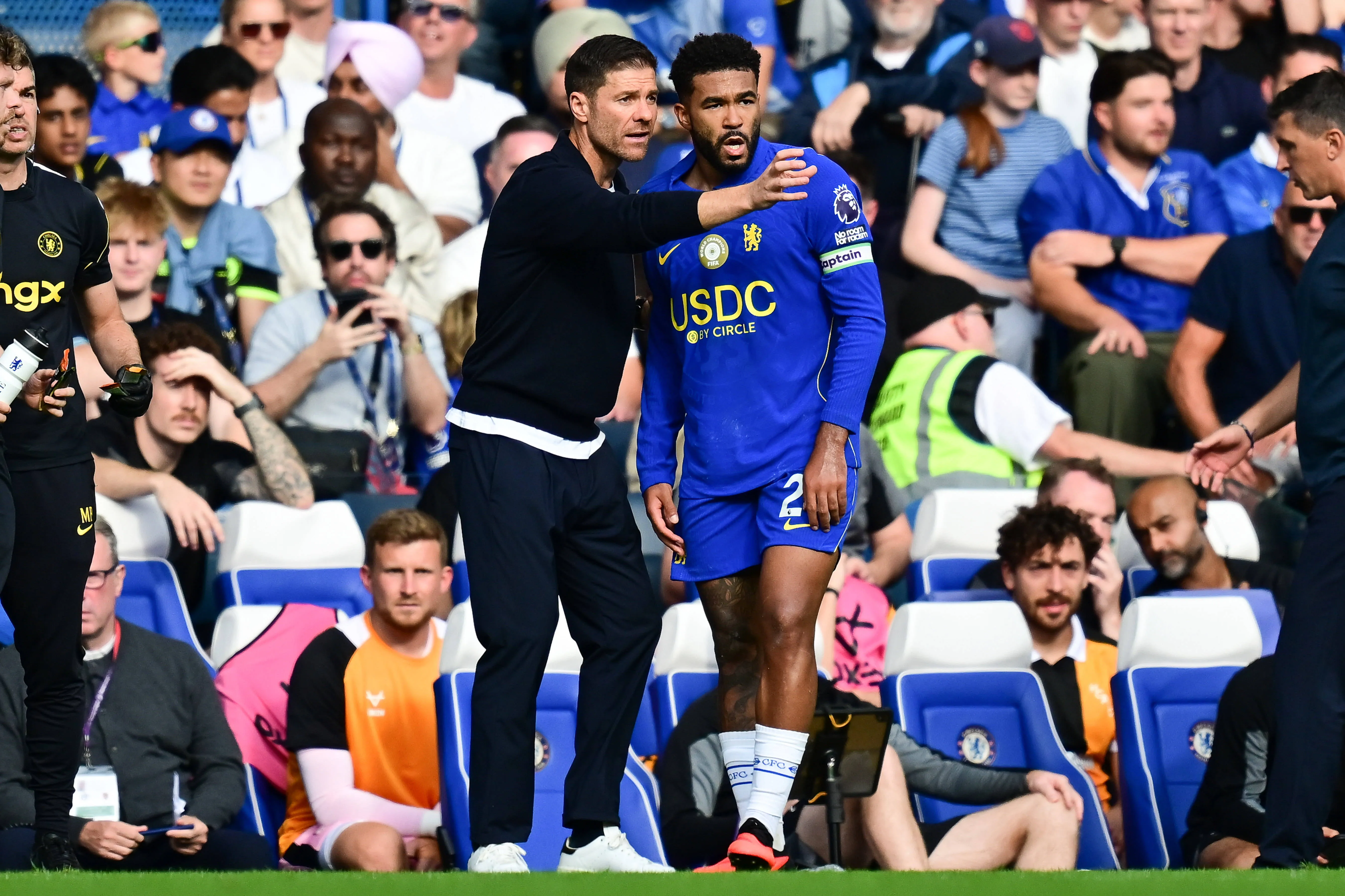 Xabi Alonso orienta Reece James durante jogo do Chelsea