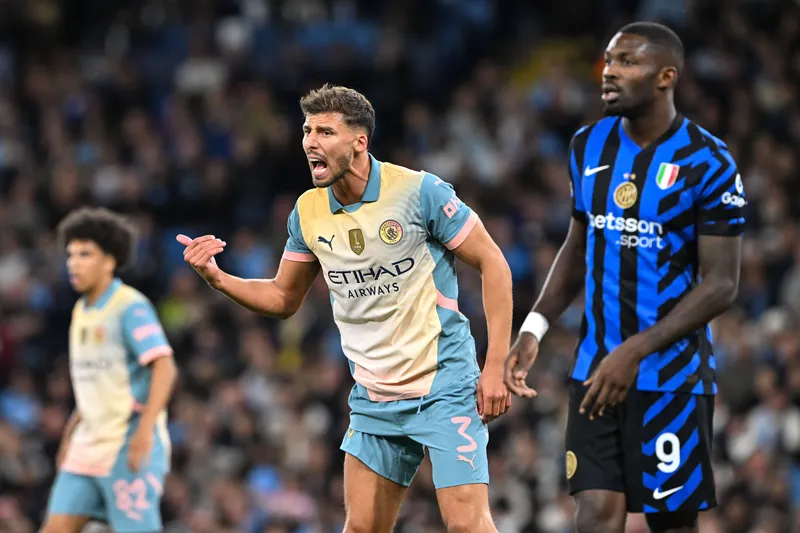 Rub&eacute;n Dias em a&ccedil;&atilde;o pelo Manchester City contra a Internazionale