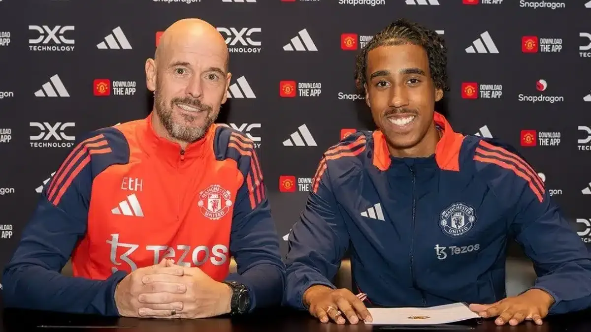 Leny Yoro posa ao lado de Erik Ten Hag durante apresenta&ccedil;&atilde;o no Manchester United