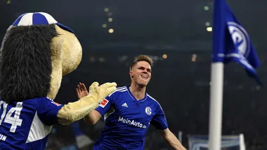 O Schalke desandou a marcar gols e atropelou o Hertha, num joga&ccedil;o vital pela sobreviv&ecirc;ncia na Bundesliga