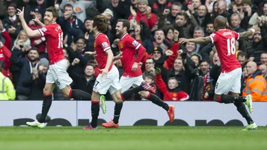 Grande atua&ccedil;&atilde;o de Carrick puxa vit&oacute;ria convincente do United sobre o Tottenham