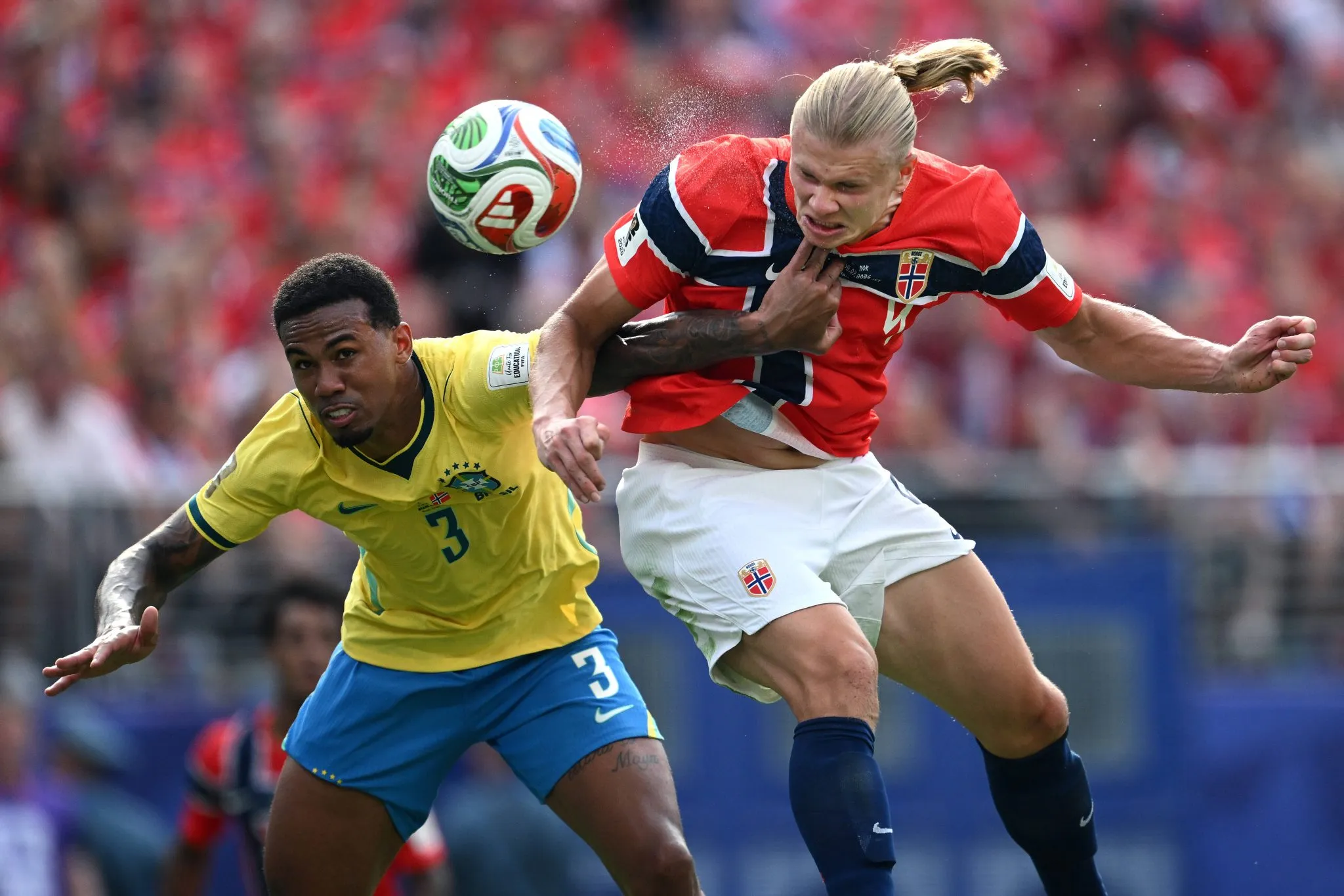 Haaland leva a melhor sobre Gabriel Magalh&atilde;es em Brasil x Noruega