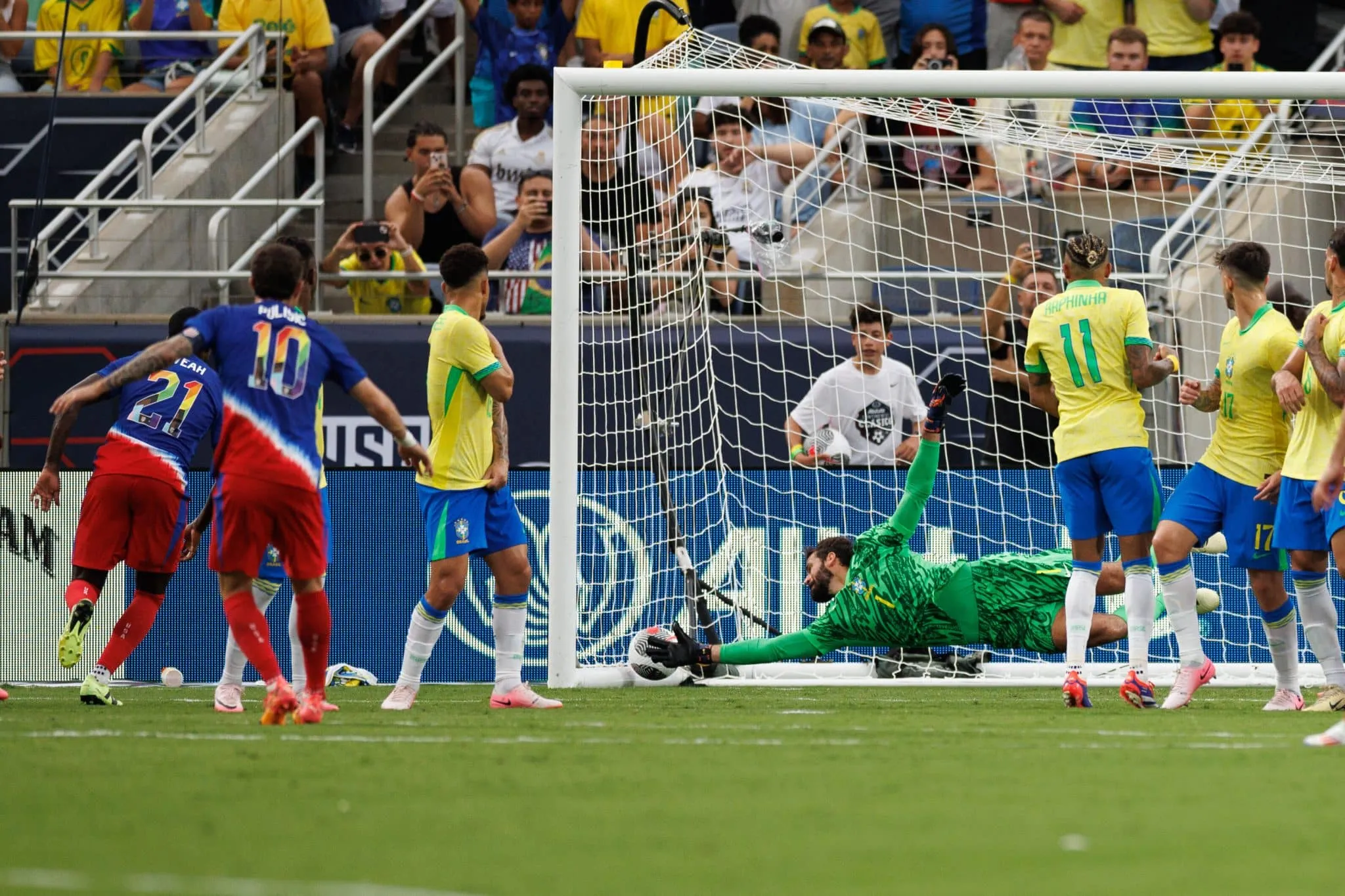 N&uacute;meros mostram que problemas da defesa da Sele&ccedil;&atilde;o v&atilde;o bem al&eacute;m dos gols sofridos