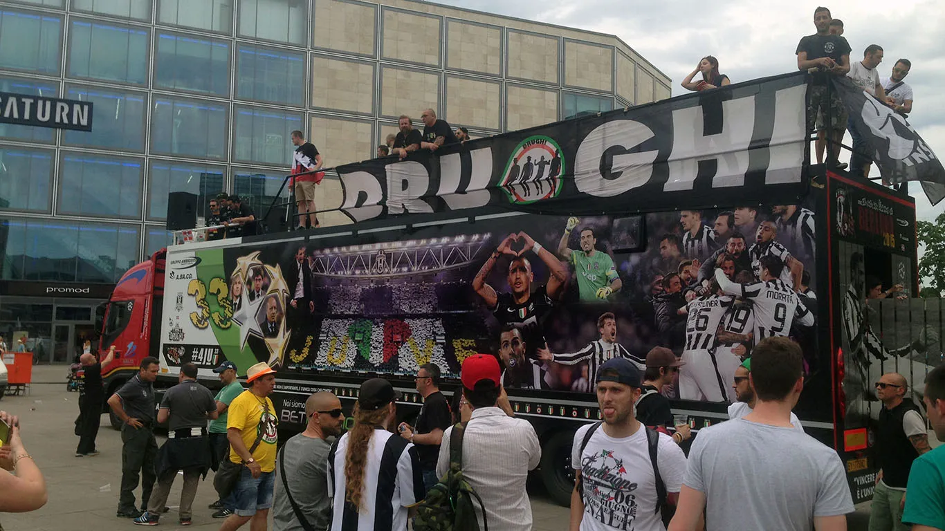 Ultras da Juve viajam 36 horas em caminh&atilde;o personalizado para a final