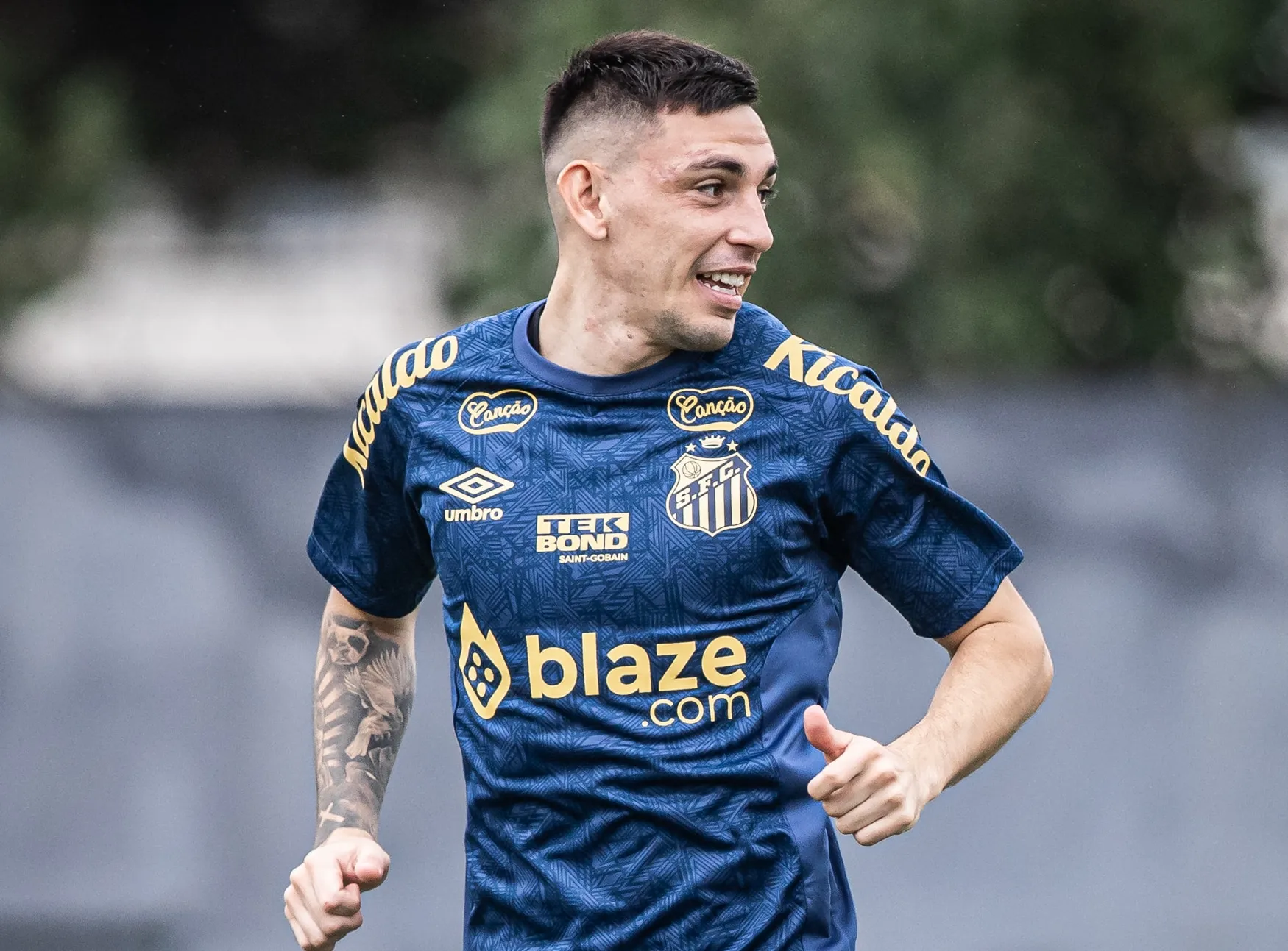 Em meio a problemas nas laterais, Escobar pode ser a novidade do Santos contra o Ava&iacute;