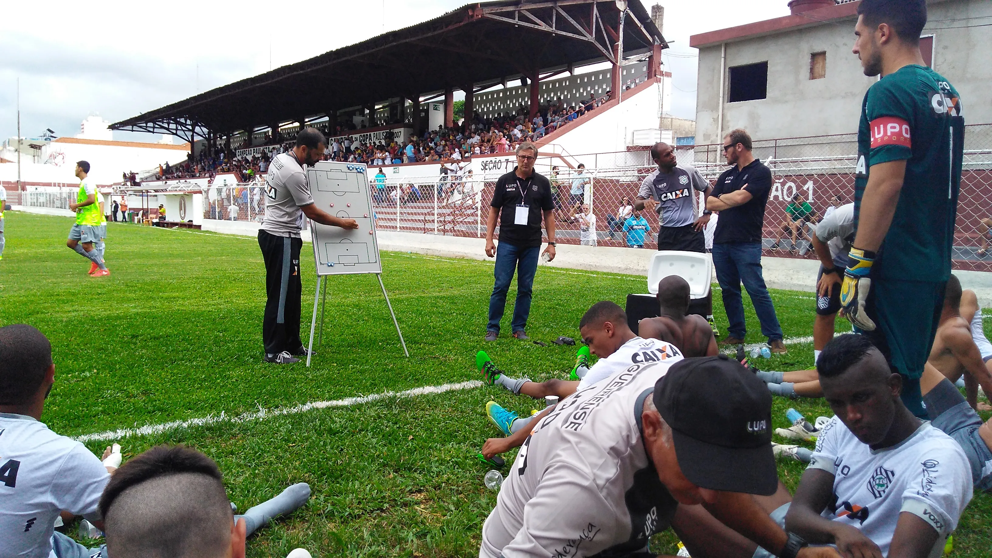 Jogadores do Figueirense durante a orienta&ccedil;&atilde;o dada no gramado da Rua Javari