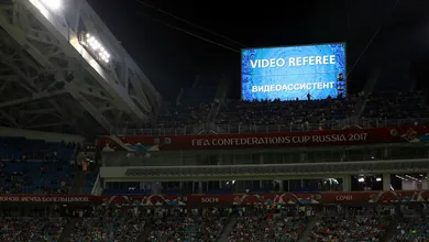 Chefe de arbitragem da Fifa elogia VAR, mas admite que sistema precisa de aprimoramento