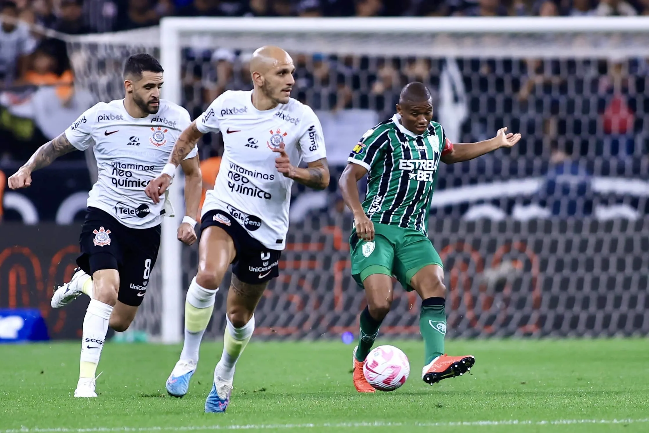 Em show de horrores, Corinthians arranca empate no apagar das luzes diante do Am&eacute;rica-MG