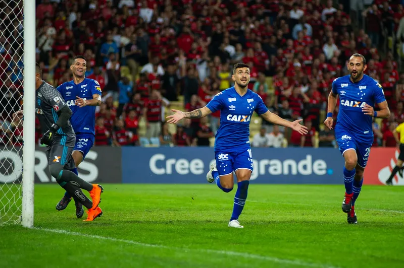 De Arrascaeta, que viria a fazer hist&oacute;ria no Flamengo, celebra gol marcado em &uacute;nica vit&oacute;ria do Cruzeiro no Maracan&atilde; desde 2010