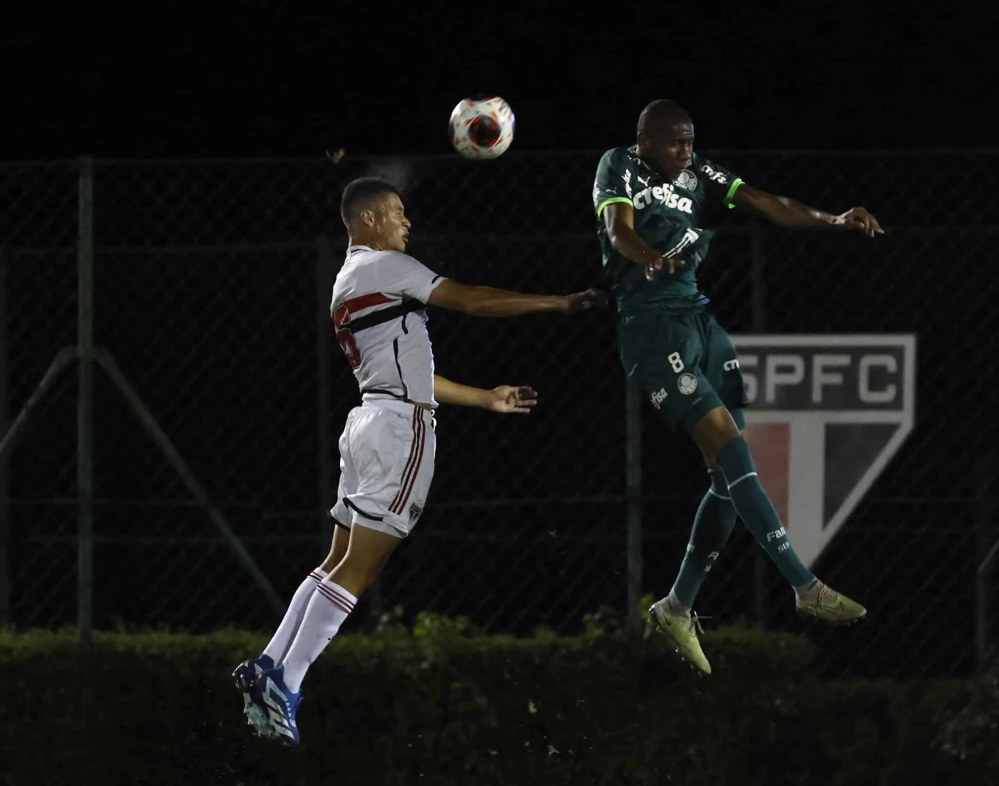 Zagueiro como o pai, filho de Miranda assina primeiro contrato profissional com o S&atilde;o Paulo