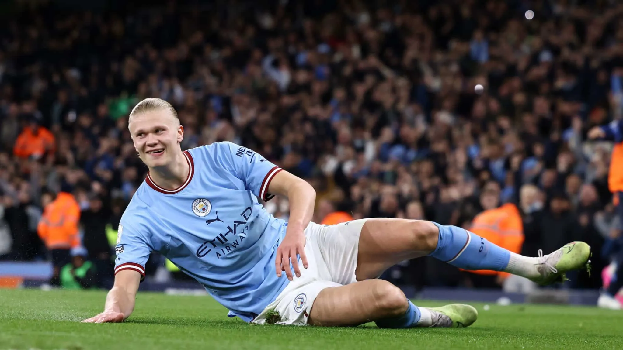 Haaland comemorou o recorde de gols da Premier League indo para casa jogar videogames