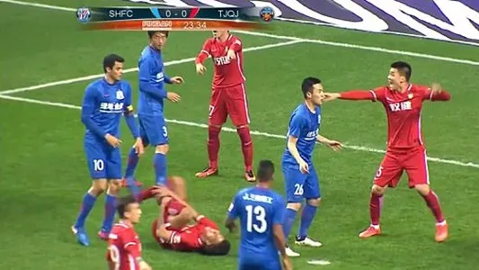 Sem perd&atilde;o! Jogador do Shenhua pode ficar at&eacute; sem sal&aacute;rio por pis&atilde;o violento em Witsel
