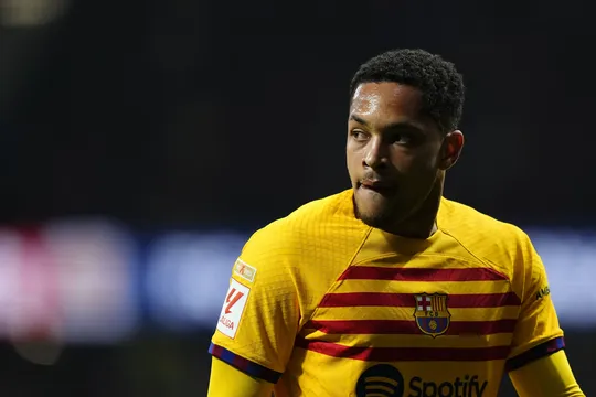 &lsquo;Pior momento poss&iacute;vel&rsquo;: Jornal espanhol aponta erros do Barcelona com Vitor Roque