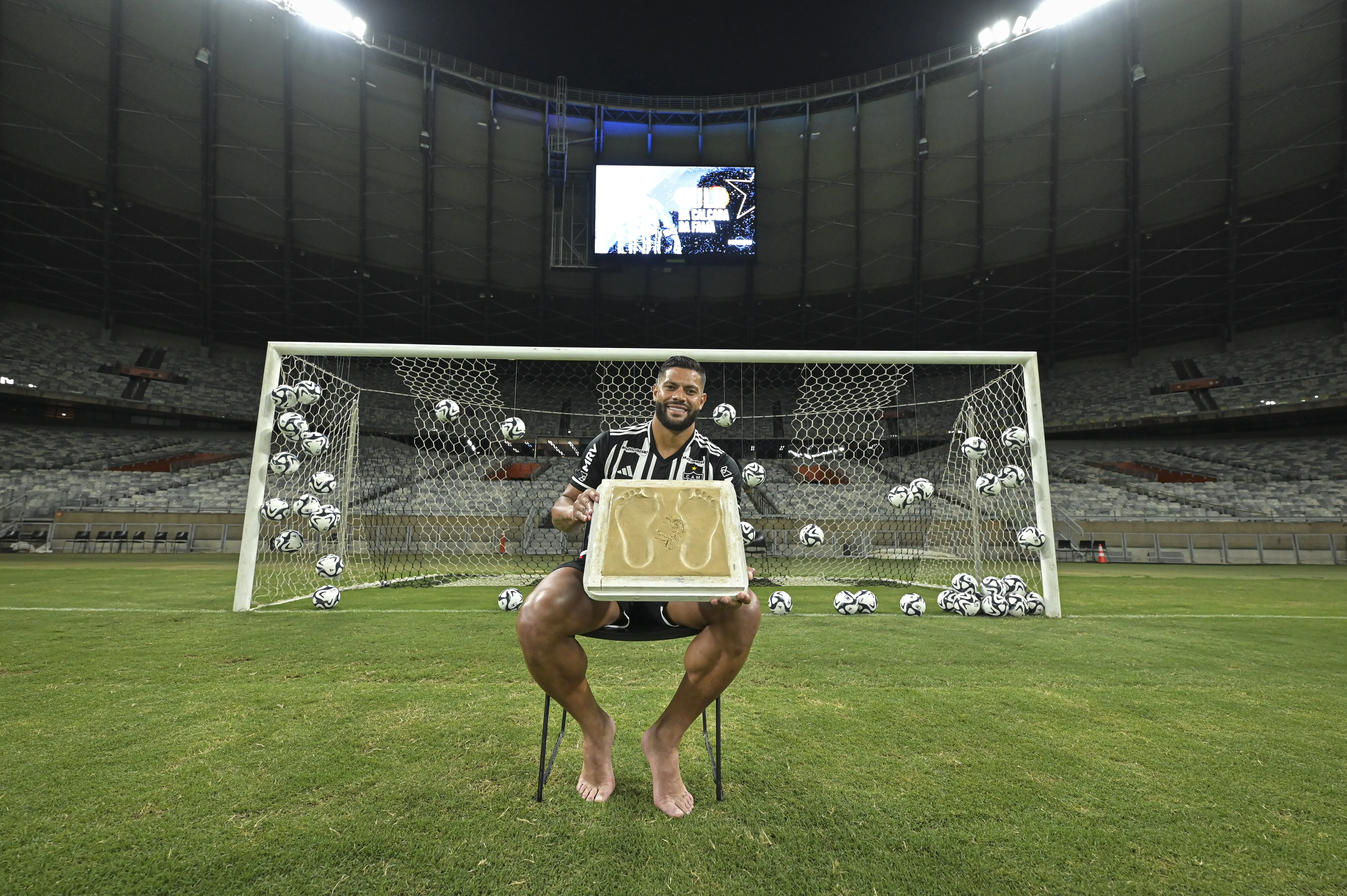 Com os p&eacute;s na cal&ccedil;ada da fama do Mineir&atilde;o, Hulk se eterniza ainda mais como um &iacute;dolo de Minas