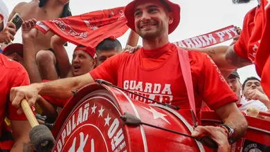 Lucas Alario foi para os bra&ccedil;os da torcida do Internacional em sua chegada a Porto Alegre