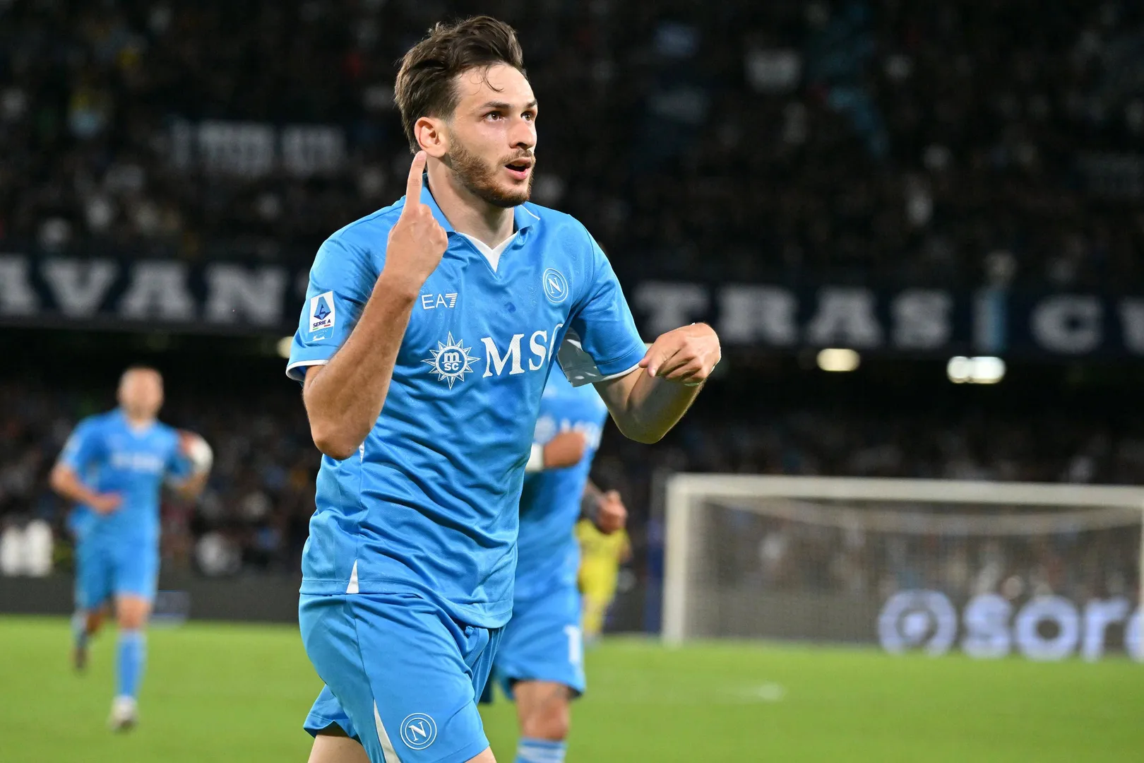 
Kvaratskhelia celebra gol pelo Napoli