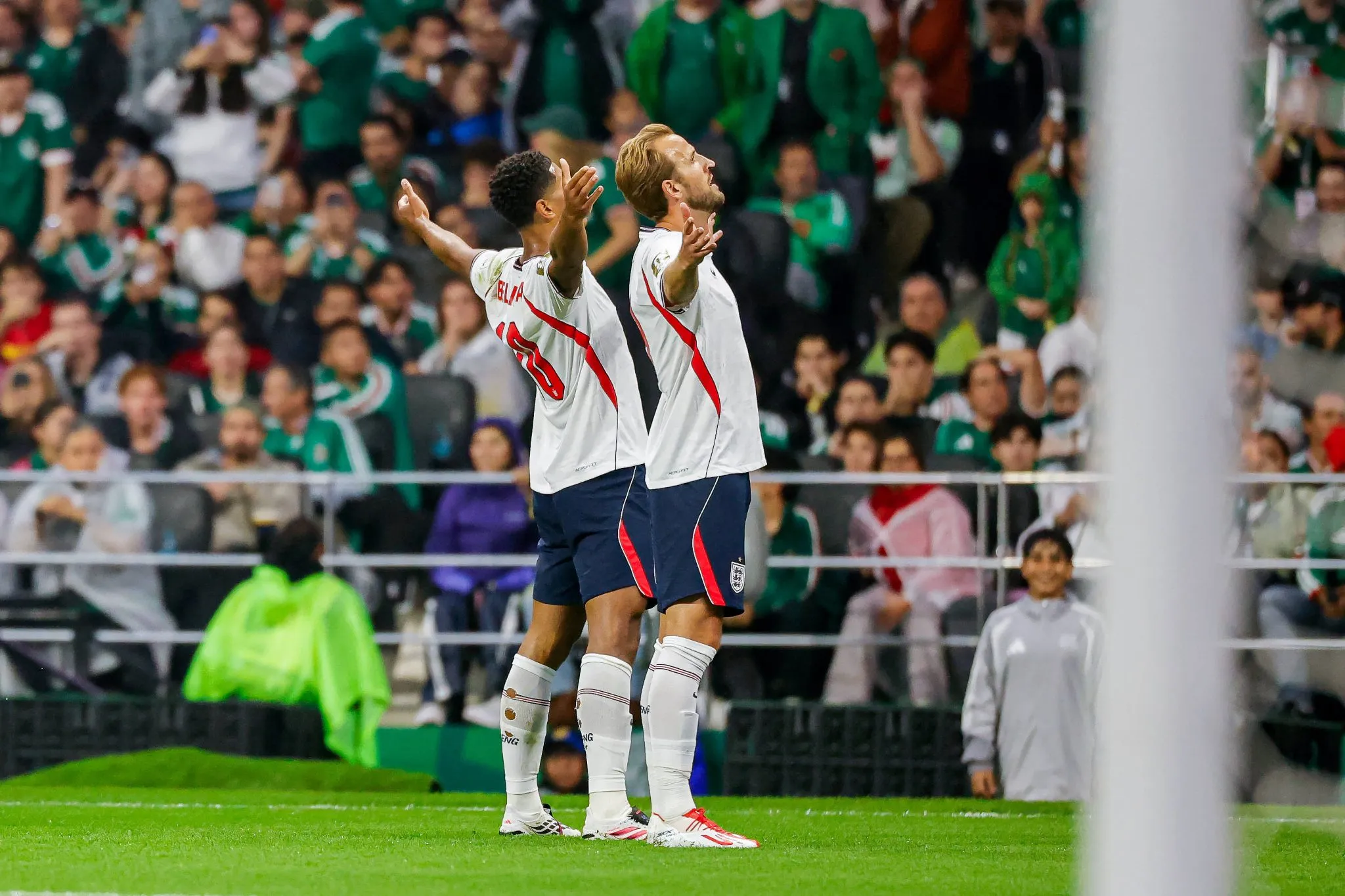 Kane e Bellingham comemoram gol da Inglaterra