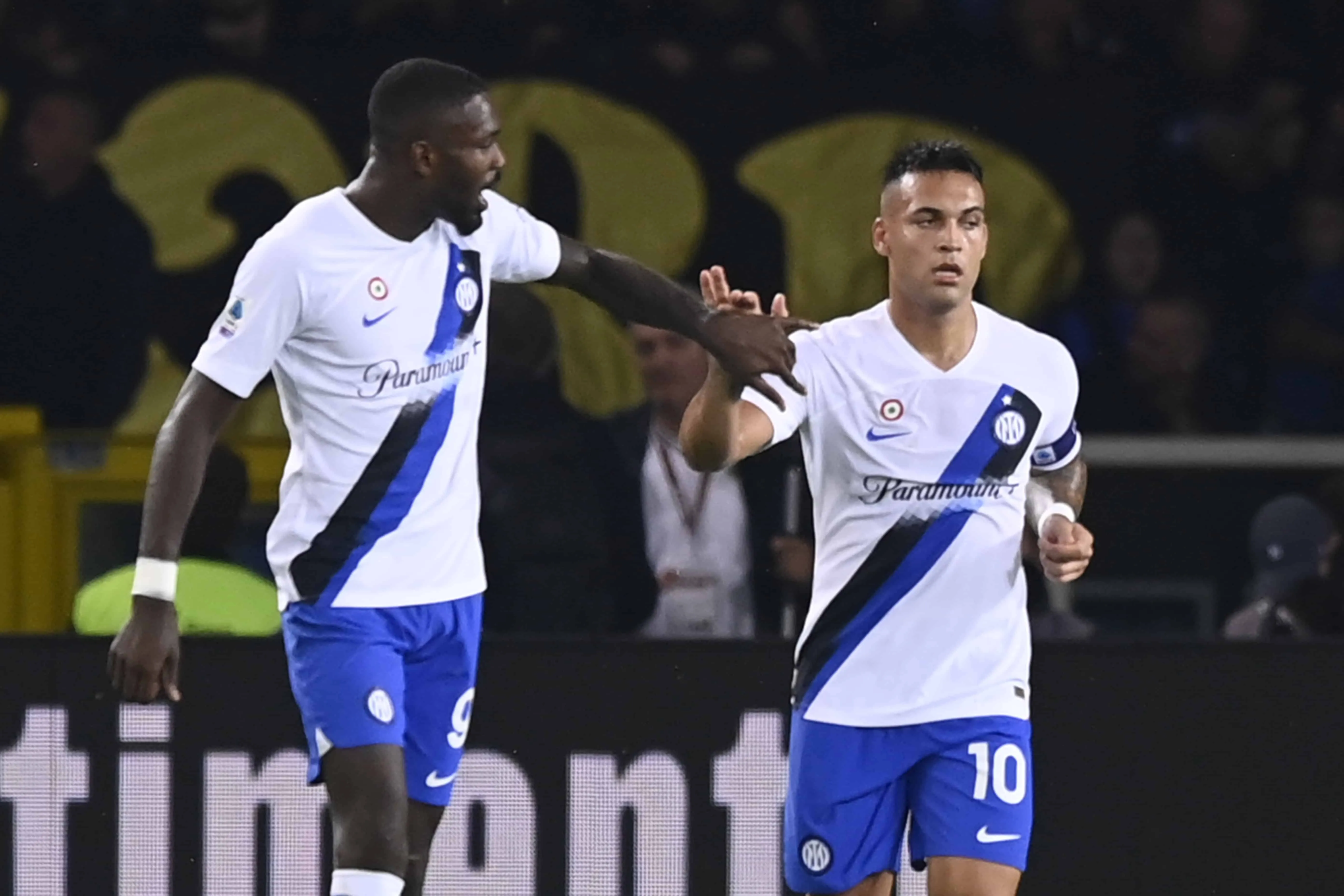 Embalada pela dupla Lautaro-Thuram, Inter bate Torino e volta a ser l&iacute;der