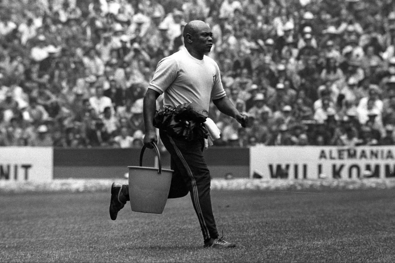 O massagista M&aacute;rio Am&eacute;rico entra em campo durante jogo