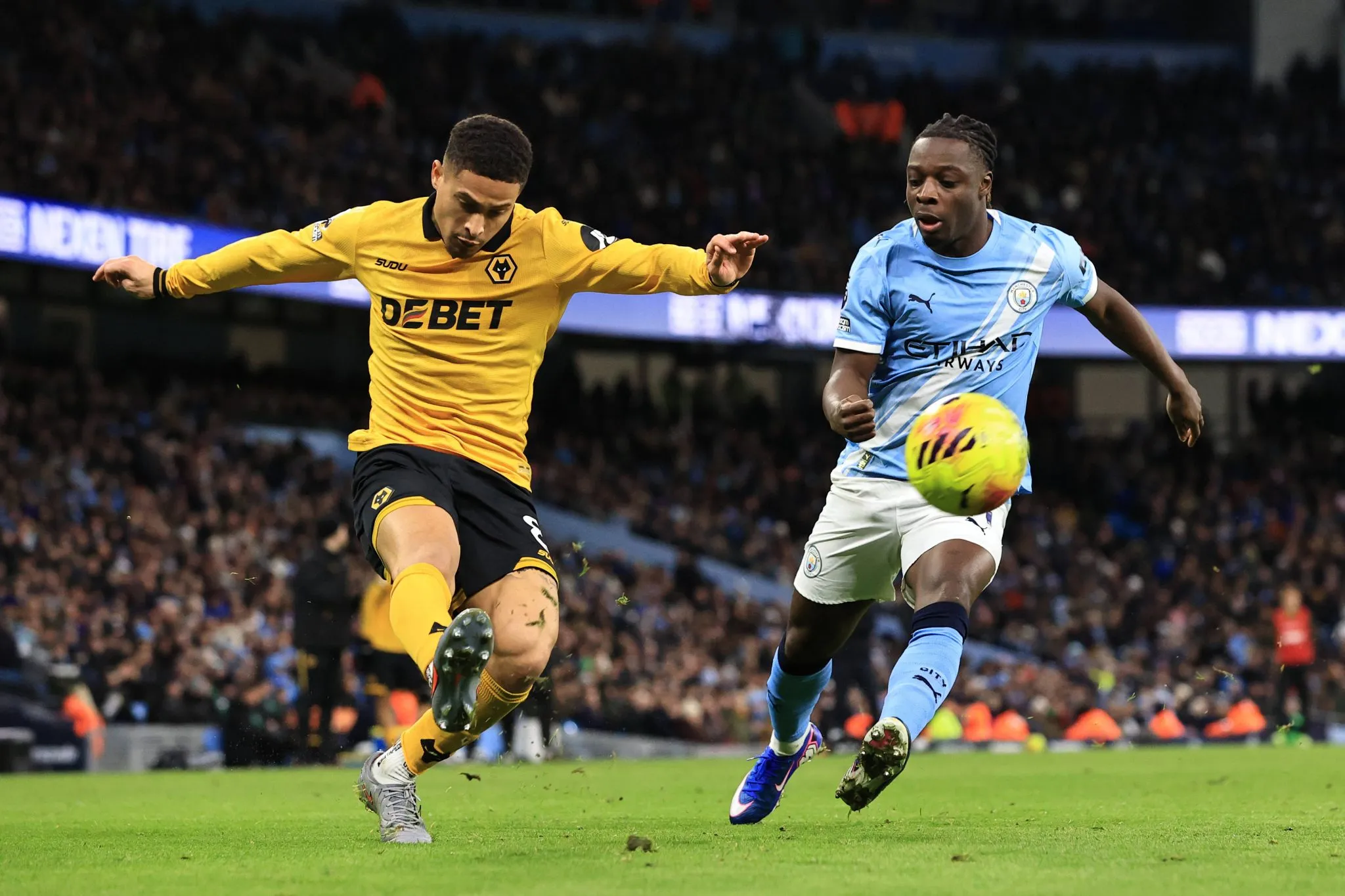 Jo&atilde;o Gomes contra o Manchester City