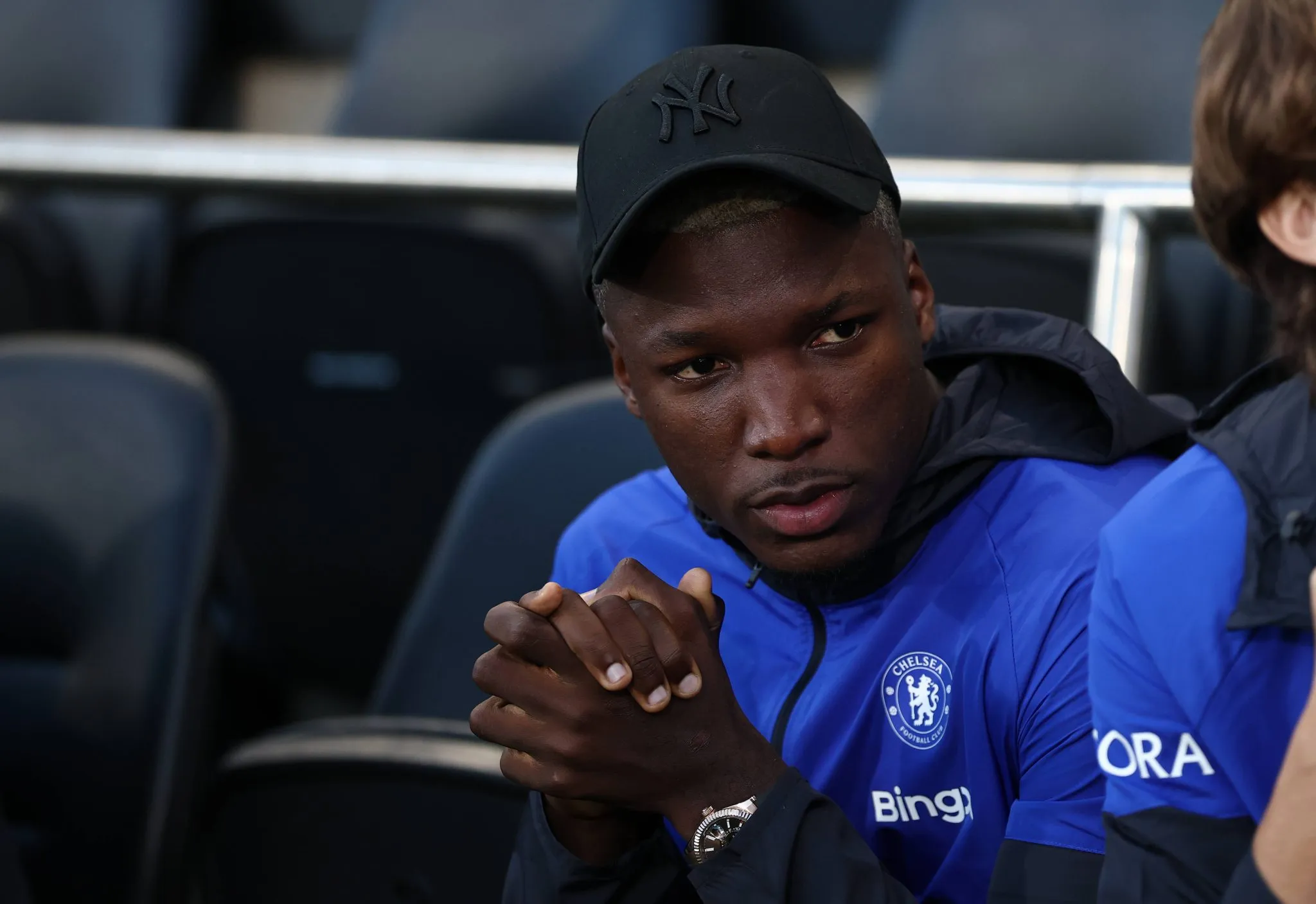 Mois&eacute;s Caicedo como reserva em jogo do CHelsea