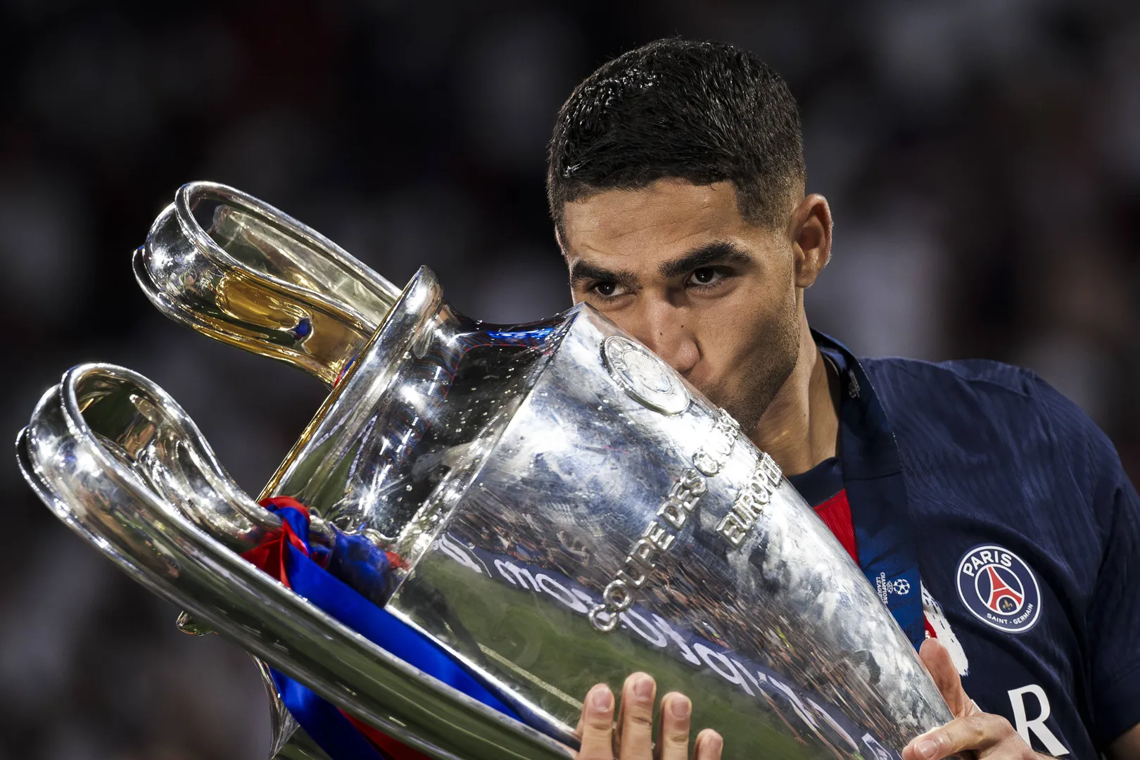 Hakimi beija trof&eacute;u da Champions League 