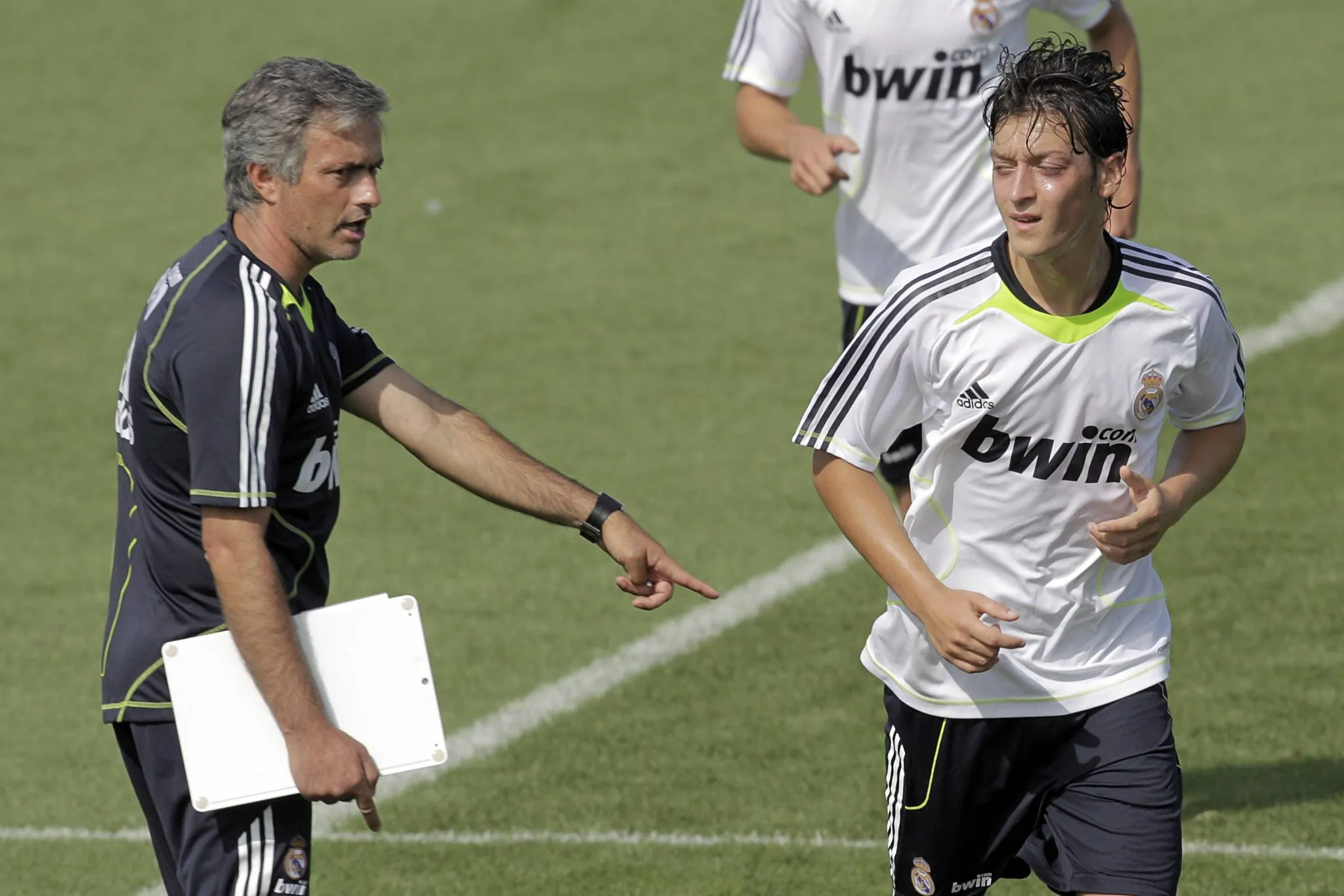 Mourinho e &Ouml;zil em treino do Real Madrid em 2010