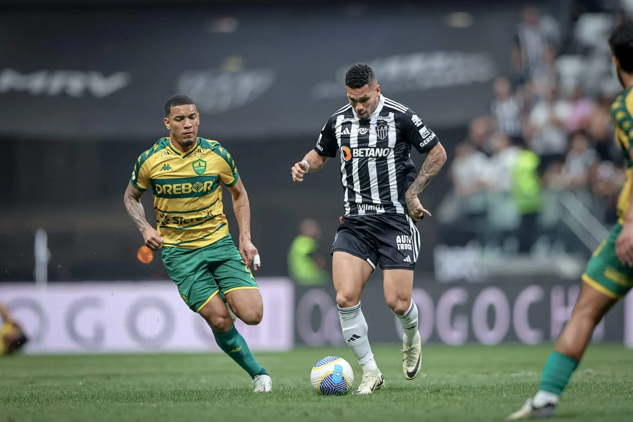 Paulinho detona gramado da Arena MRV: &lsquo;Qualquer outro est&aacute;dio de BH vai nos ajudar mais&rsquo;