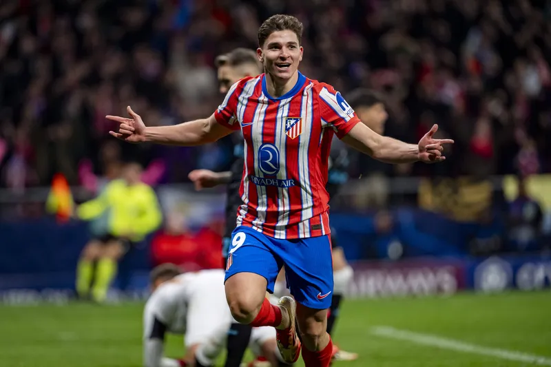 Juli&aacute;n Alvarez celebra gol pelo Atl&eacute;tico 