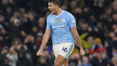 Manchester City sofre com contra-ataques do Chelsea e s&oacute; empata no fim, para sorte de Arsenal e Liverpool