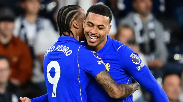 Jo&atilde;o Pedro rel&acirc;mpago, boas novidades e velhos erros: Como foi a estreia de Xabi Alonso no Chelsea