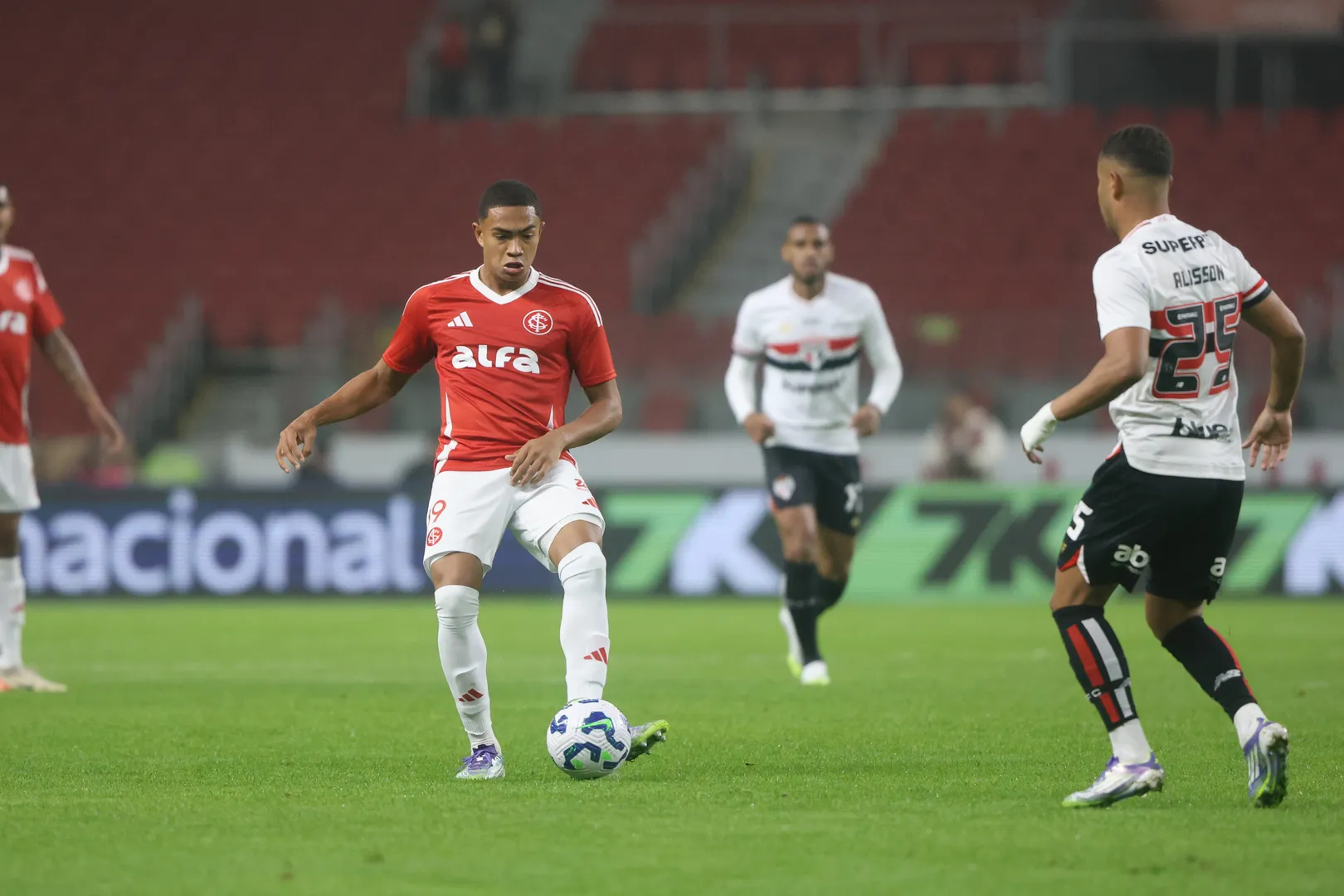 Luis Ot&aacute;vio &eacute; marcado por Alisson em jogo entre Inter e S&atilde;o Paulo
