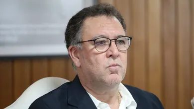 &lsquo;Bustos est&aacute; dificultando&rsquo;: Presidente do Santos tra&ccedil;a estrat&eacute;gias para derrubar o transfer ban