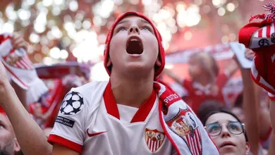 Uma multid&atilde;o saiu &agrave;s ruas para recepcionar o Sevilla sete vezes campe&atilde;o da Liga Europa