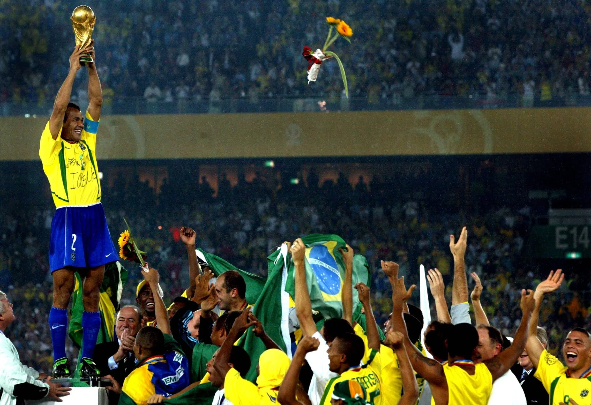 Cafu levanta ta&ccedil;a da Copa do Mundo de 2002