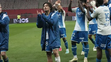 Foto da canela de Minamino ap&oacute;s entrada de Dante choca